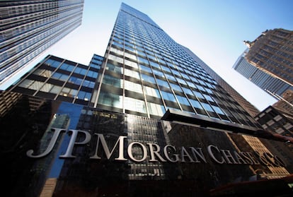 Un cartel fuera de la sede de JP Morgan Chase & Co en Nueva York, en una imagen de archivo.