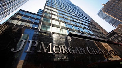 Un cartel fuera de la sede de JP Morgan Chase & Co en Nueva York, en una imagen de archivo.