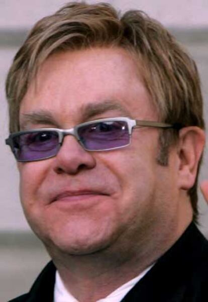 Elton John acepta 145.000 euros en caso libelo contra un diario británico.