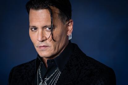 Johnny Depp – Los exrepresentantes del actor desvelaron que, durante la grabación de la última película de la franquicia Piratas del Caribe, La venganza de Salazar, Depp exigió la contratación de un ingeniero de sonido para que le fuera recitando a través de un pinganillo el diálogo de Jack Sparrow y no tener así que memorizar sus frases. Este uso indiscriminado de los apuntadores por parte de Depp parece ser una práctica habitual en su carrera desde hace años.