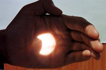 En un eclipse solar la Luna se interpone entre el Sol y la Tierra. Estos fenómenos naturales son espectaculares porque la Luna y el Sol aparentan tener un mismo tamaño, vistos desde la Tierra. Pero en realidad la Luna es aproximadamente 400 veces más pequeña que el Sol y se encuentra como 400 veces más cerca de la Tierra.