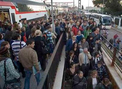 Colas de usuarios para coger los autobuses que sustituyen el servicio de Cercanías ayer en Barcelona.