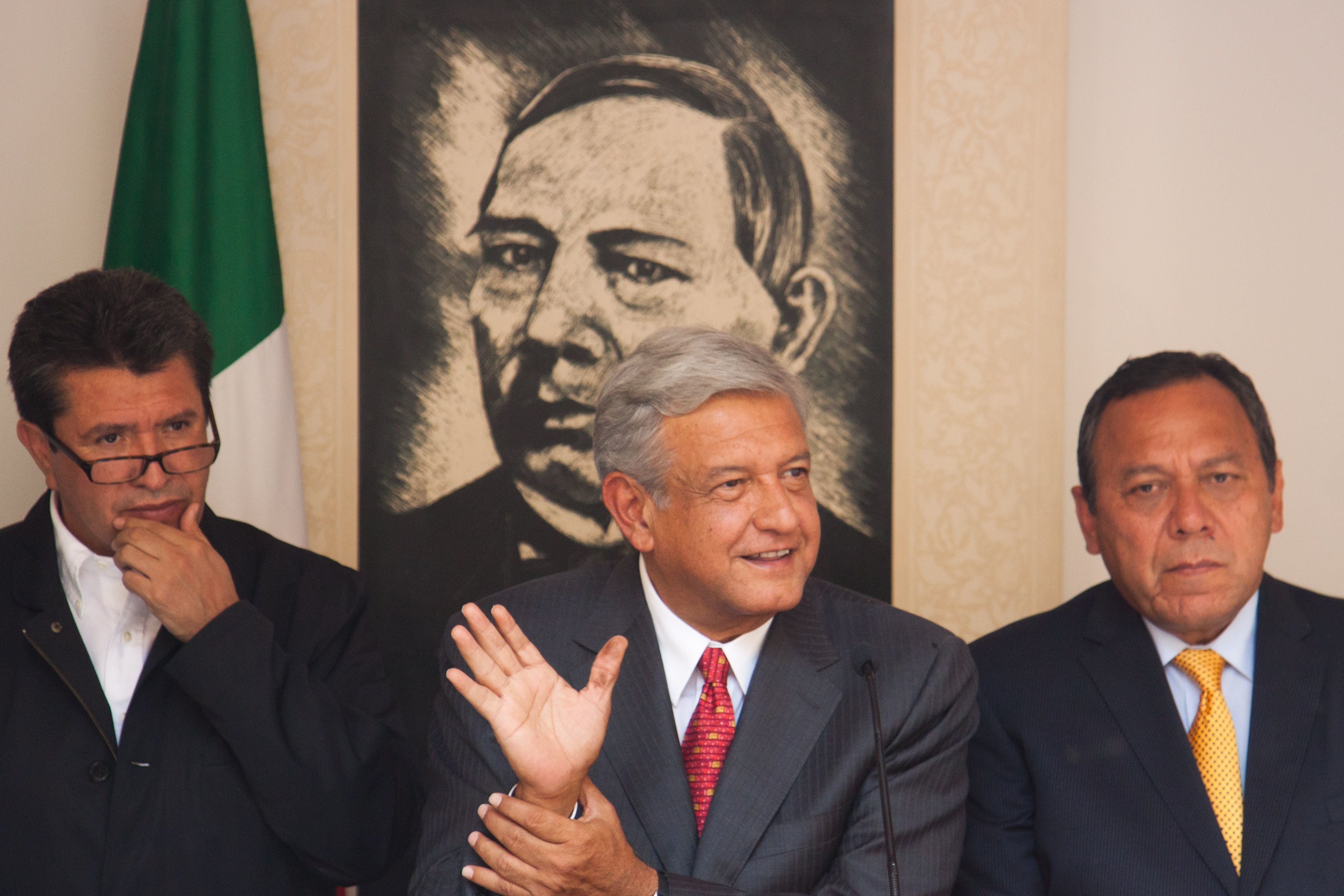 López Obrador en 2012 cuando era candidato presidencial, junto a Ricardo Monreal y el dirigente del PRD, Jesús Zambrano.