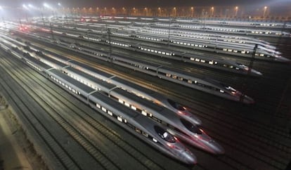 Trenes de alta velocidad en una estaci&oacute;n de China.
 