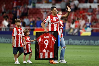 El delantero uruguayo del Atlético de Madrid, Luis Suárez, junto a sus hijos, se despide de la afición al término del partido correspondiente a la jornada 37 de primera división disputado hoy domingo en el Wanda Metropolitano.
