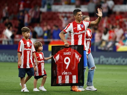 El delantero uruguayo del Atlético de Madrid, Luis Suárez, junto a sus hijos, se despide de la afición al término del partido correspondiente a la jornada 37 de primera división disputado hoy domingo en el Wanda Metropolitano.