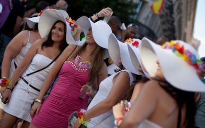 Un grupo de chicas durante la Semana del Orgullo Gay de Madrid en 2012.