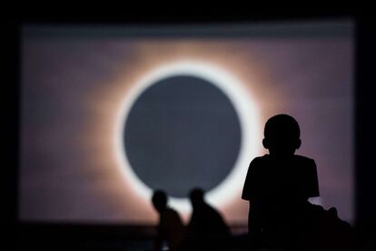 Un grupo de niños mira una presentación del eclipse solar durante una película al aire libre en el recinto para eventos 'Historic Columbia Speedway' el 20 de agosto. 