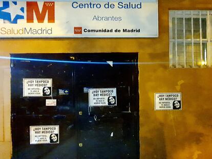 Carteles en la puerta de Abrantes, el ambulatorio con la situación más crítica del distrito madrileño de Carabanchel, según el sindicato Amyts.