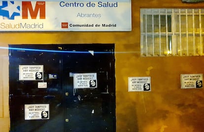 Carteles en la puerta de Abrantes, el ambulatorio con la situación más crítica del distrito madrileño de Carabanchel, según el sindicato Amyts.