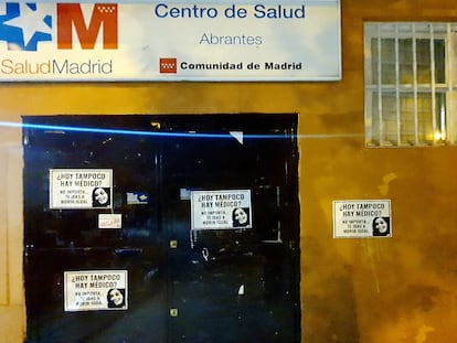 Carteles en la puerta de Abrantes, el ambulatorio con la situación más crítica del distrito madrileño de Carabanchel, según el sindicato Amyts.