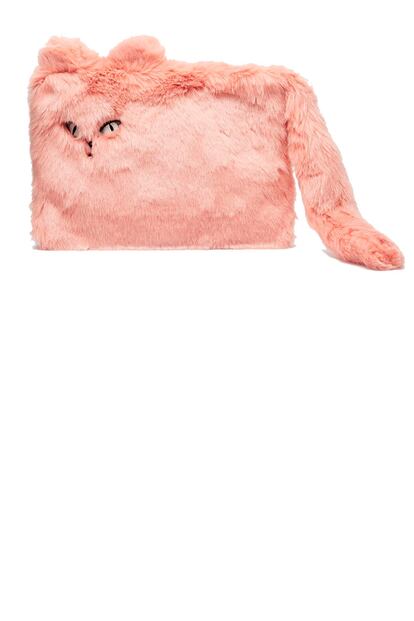 Este bolso sí que es un peluche en toda regla. Es de New Look y está disponible en Asos (28,44 euros).