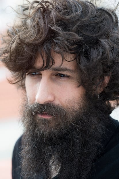 Ángel Stanich asegura que su música tiene “compromiso con el humor”.