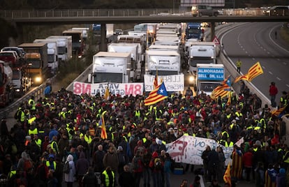 Manifestantes bloquean una autopista en Borrassa, cerca de Girona.