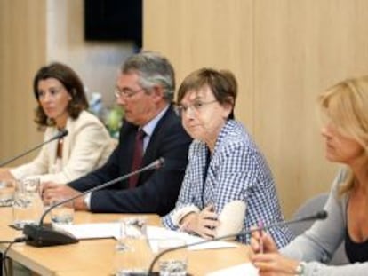 Gemma Zabaleta, a la derecha, junto a Laura Garrido, a su derecha y Antón Damborenea (PP) y Teresa Laespada.