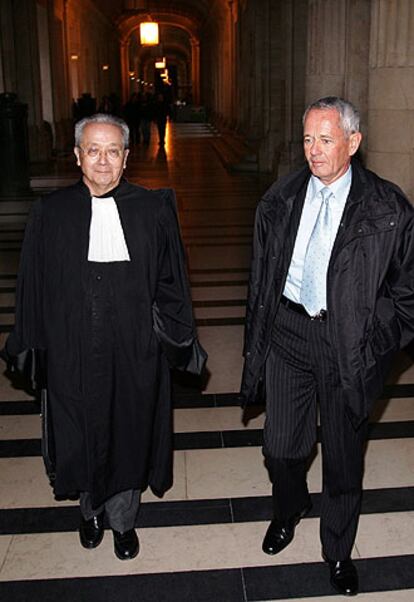 El capitán Paul Barril, uno de los responsables del grupo antiterrorista de Mitterrand, con su abogado, Jaques Verges, en el juzgado.