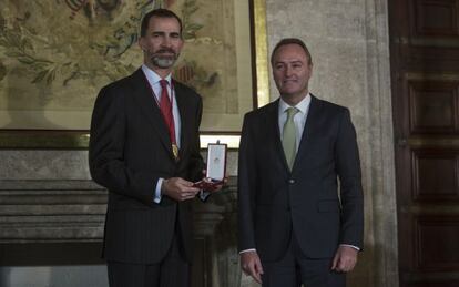 El rey Felipe VI y el presidente de la Generalitat, Alberto Fabra, durante la entrega de la Alta Distinci&oacute;n.