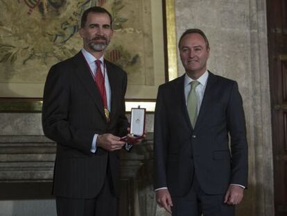 El rey Felipe VI y el presidente de la Generalitat, Alberto Fabra, durante la entrega de la Alta Distinci&oacute;n.