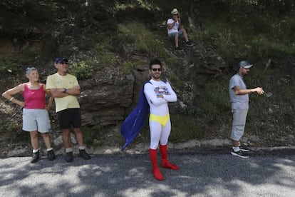 Un espectador disfrazado de Superman espera el paso del pelotón, el 21 de julio de 2018.