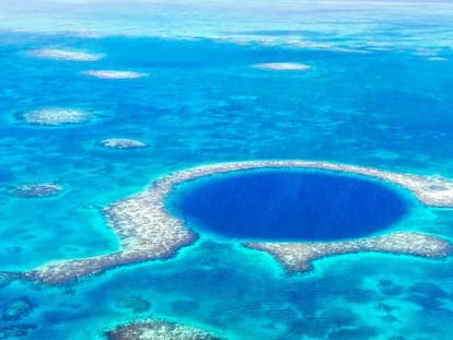 Vista aérea de The Great Blue Hole o Gran Agujero Azul; es una sima de más de 100 m de profundidad mágica para los amantes del buceo.