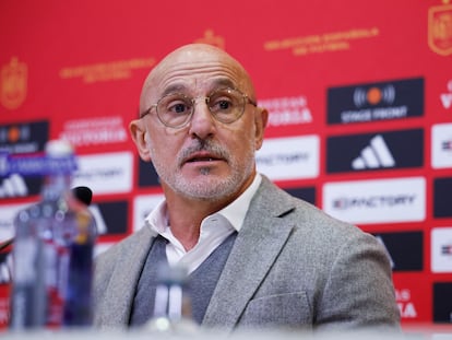 El entrenador de la selección española, Luis de la Fuente, este viernes durante la rueda de prensa que ha ofrecido en la Ciudad del Fútbol de Las Rozas.