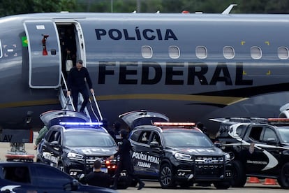 El ex jefe de policía de Río Rivaldo Barbosa, llega detenido a Brasilia para ingresar en una prisión de máxima seguridad esta semana. 