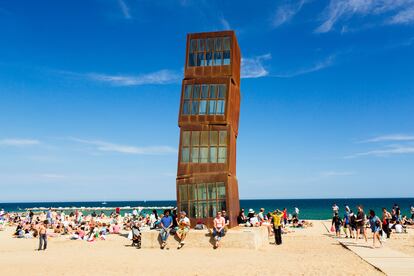 Escultura de Rebecca Horn en la playa de La Barceloneta, en Barcelona.