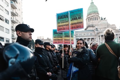 Policías vigilan a mujeres que participan en la protesta 'Ni una menos', el 3 de junio en Buenos Aires.