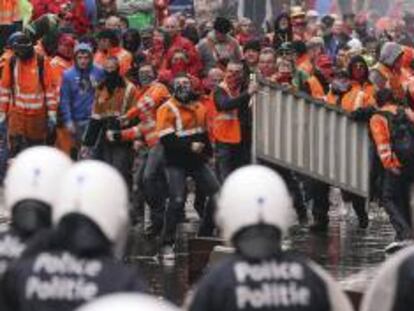 Un grupo de manifestantes se enfrenta a la policía durante en una protesta convocada por la Confederación Europea de Sindicatos (ETUC) en contra de las medidas de austeridad y recortes para afrontar la crisis económica, en Bruselas (Bélgica) hoy.