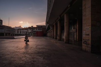 Un hombre camina solo el 17 de marzo por una céntrica plaza de Caracas.