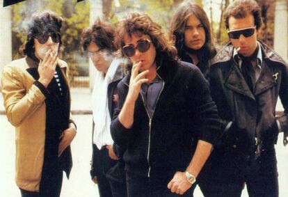 Burning en 1978, en una imagen incluida es su primer disco, 'Madrid'. Desde la izquierda: Quique Pérez (bajo), Toño Martín (voz), Johnny Cifuentes (teclados), Roberto Oltra 'Teto' (batería) y Pepe Risi (guitarra).