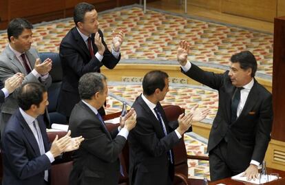 La bancada del PP aplaude a Ignacio González en el último pleno de la legislatura.
