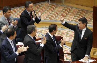 La bancada del PP aplaude a Ignacio Gonz&aacute;lez en el &uacute;ltimo pleno de la legislatura.