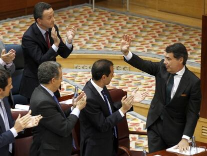 La bancada del PP aplaude a Ignacio Gonz&aacute;lez en el &uacute;ltimo pleno de la legislatura.