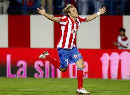 Forlán celebra su gol, el tercero del Atlético.