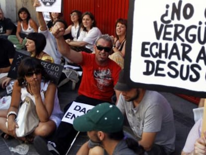 Protesta contra un desahucio en un barrio de Madrid. 