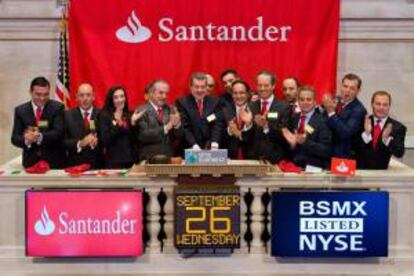 Fotografía cedida por la corporación NYSE Euronext donde se ve al presidente del Grupo Financiero Santander México, Marcos Martínez (5-i), tocado la campana de apertura de la Bolsa de Valores de Nueva York (NYSE) el miércoles 26 de septiembre de 2012, en Nueva York (EE.UU.). EFE/NYSE Euronext/Sólo uso editorial