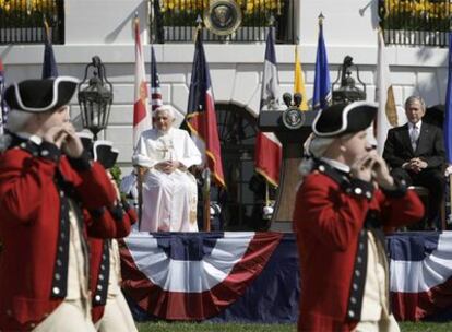 Benedicto XVI y George W. Bush pasan revista a la Vijea Guardia en los jardines de la Casa Blanca.