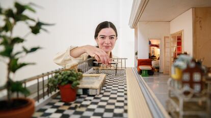 Carmen Mazarrasa con una de sus casas en miniatura.