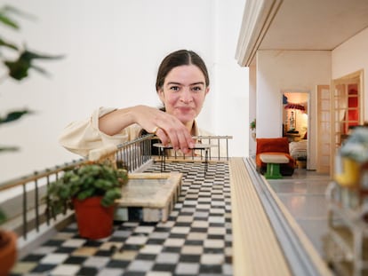 Carmen Mazarrasa con una de sus casas en miniatura.