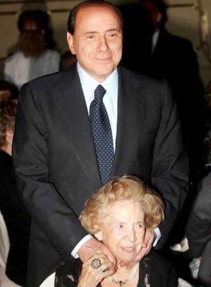 Silvio Berlusconi con su madre, Rosa Bossi, el año pasado.