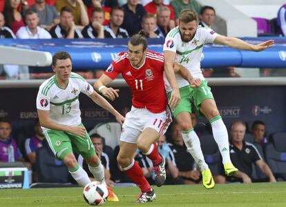 Gareth Bale, se desace de sus marcadores en el partido de fútbol entre Gales e Irlanda del Norte.