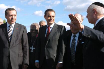 José Luis Rodríguez Zapatero  conversa con  el rabino estadounidense Arthur Shneier (dcha.), junto al primer ministro turco, Recep Tayip Erdogan.
