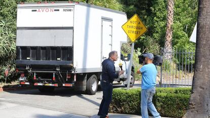Un camión de mudanzas entra en el hogar de Brad Pitt y Angelina Jolie, en una colina de Los Feliz, en Los Ángeles.