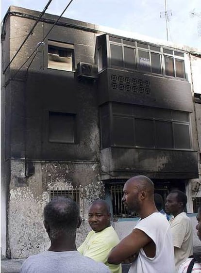 Edificio quemado por subsaharianos en Roquetas.