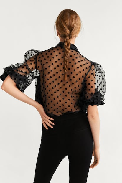 Aunque la prenda estrella de la organza es indiscutiblemente la blusa. Punto extra si se remata con una lazada a la altura del cuello. Esta, con topos, puede encontrarse en Mango (39,99€).