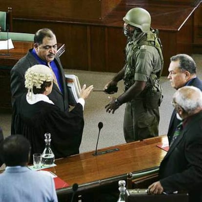 Varios soldados entran el el Parlamento de Fiyi e interrumpen la sesión del Senado.