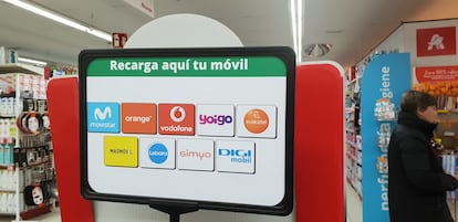 Stand de recarga de varias marcas de telefonía móvil en un supermercado.