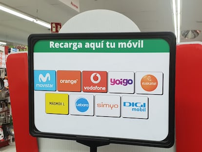 Stand de recarga de varias marcas de telefonía móvil en un supermercado.