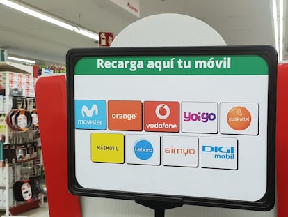 Recarga de varias marcas de telefonía móvil en un supermercado.